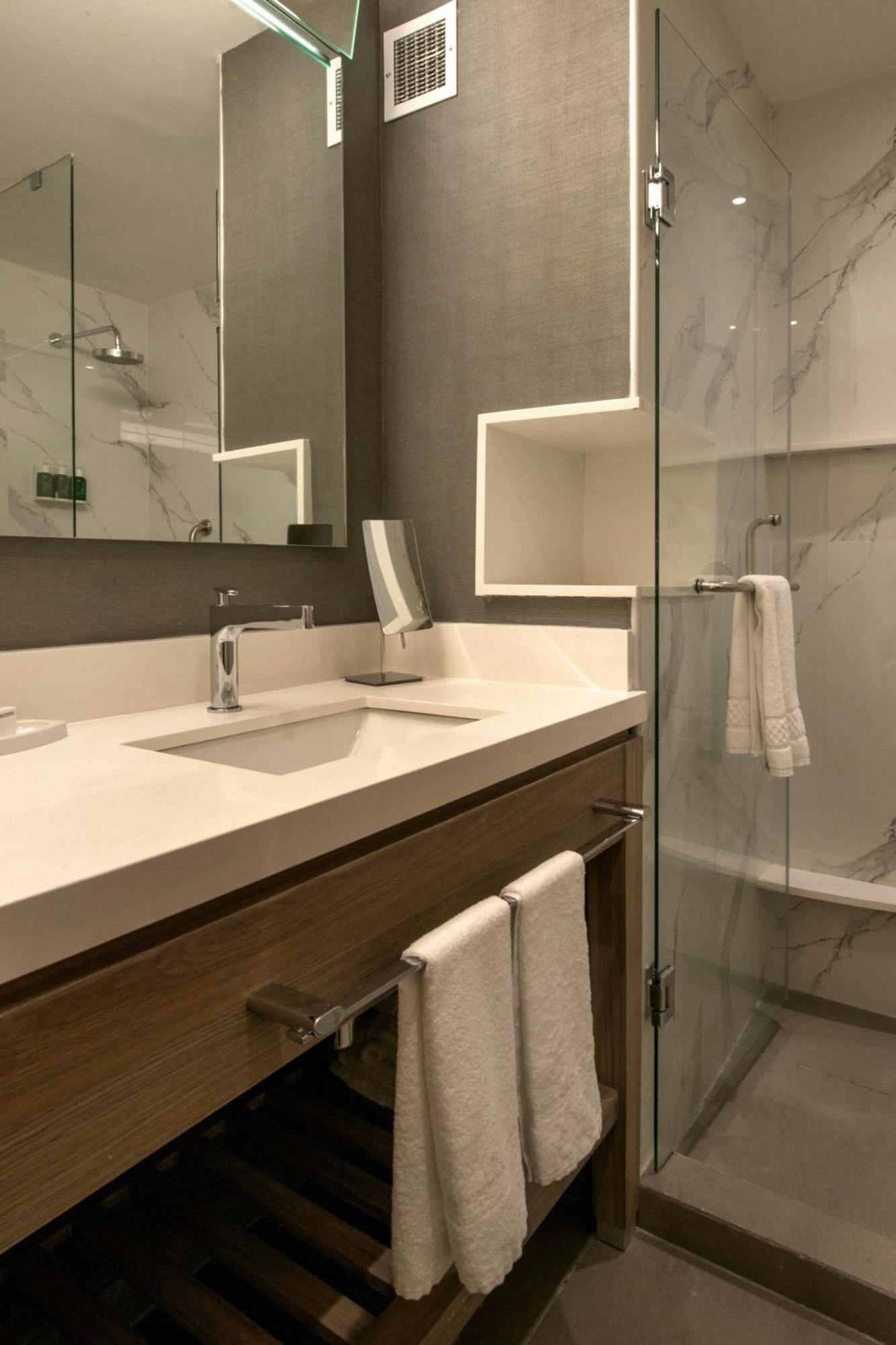 Courtyard By Marriott San Luis Potosi, Los Lagos Kültér fotó